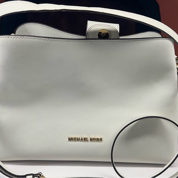 MICHAEL Michael Kors White Shoulder Bag with Gold Hardware - Picture 1 of 5